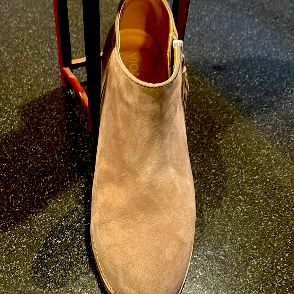 Vionic taupe suede booties